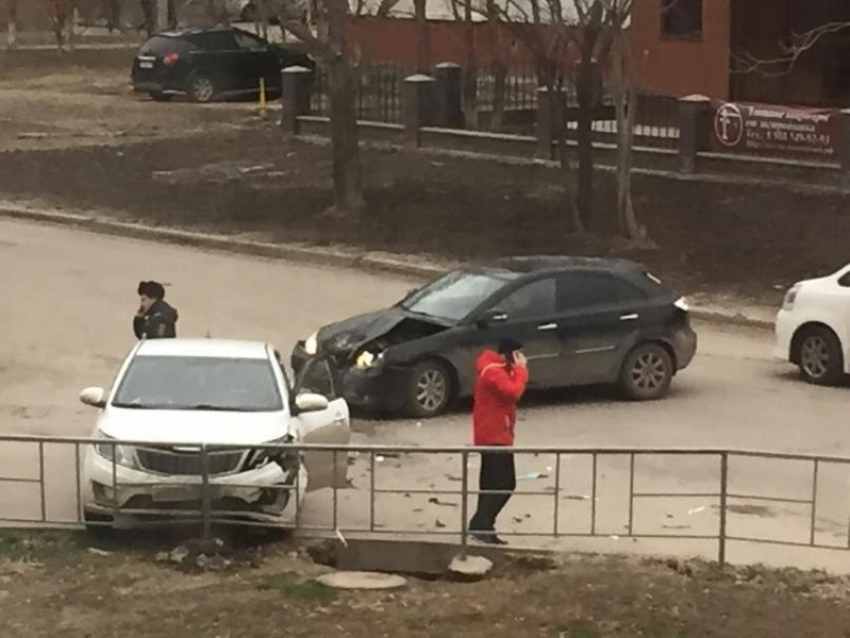 Две иномарки не поделили поворот на Пионерской в Волгодонске