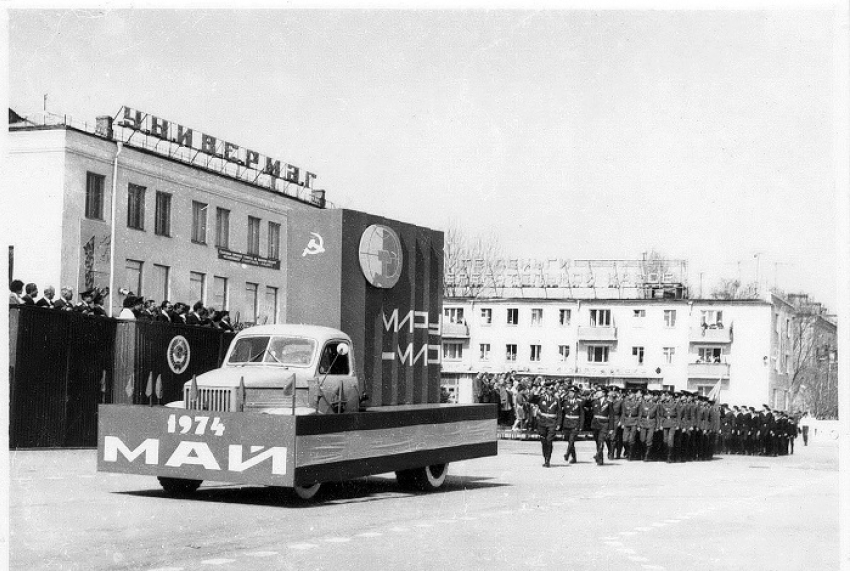 Волгодонск прежде и теперь: солдаты маршируют по площади Гагарина