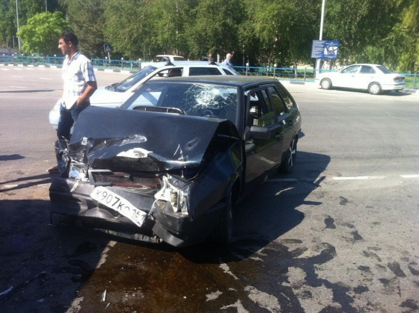 В Волгодонске на путепроводе произошло серьезное ДТП: столкнулись «ВАЗ-2109» и «Nissan Pathfinder» 