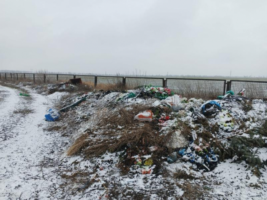 Огромную свалку возле могил оперативно убрали после обращения в «Блокнот» 