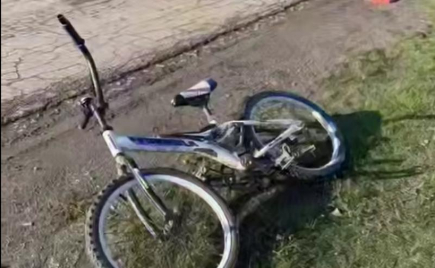 Женщина за рулем иномарки сбила 8-летнего велосипедиста в Мартыновском районе