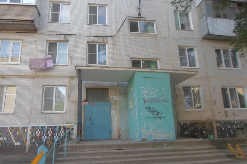 В одном из домов Волгодонска проживает «замечательный» сосед, которого боится весь подъезд