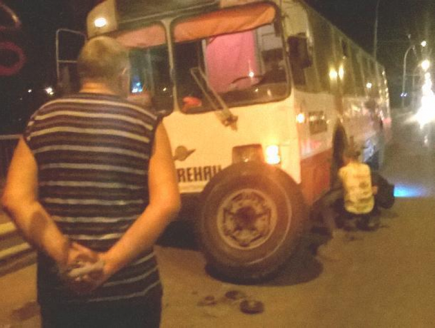 Троллейбусу оторвало колесо в ДТП с участием внедорожника на путепроводе Волгодонска 