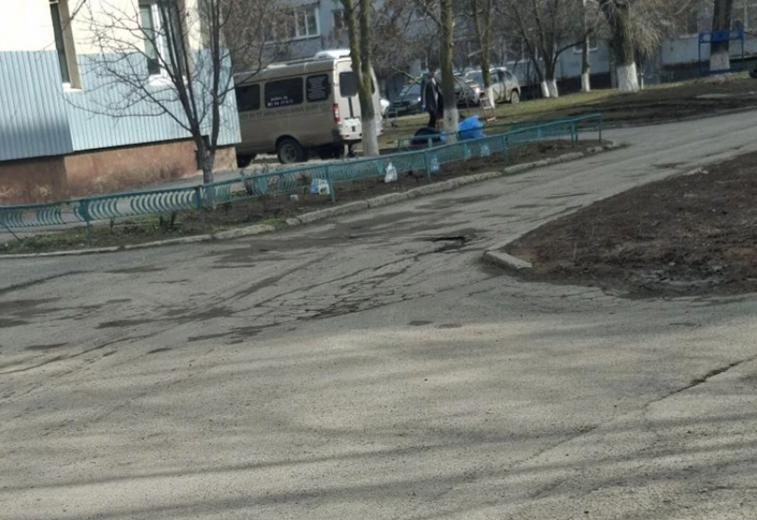 Пенсионер умер во дворе: волгодонцы стали свидетелями смерти на улице Молодежной