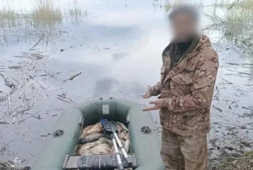 Браконьера с полной лодкой рыбы задержали в Цимлянском районе 