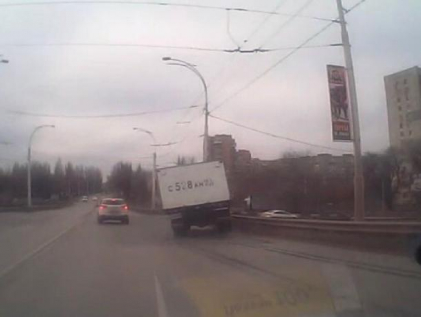 Опасный маневр водителя иномарки чуть не привел к серьезному ДТП в Волгодонске