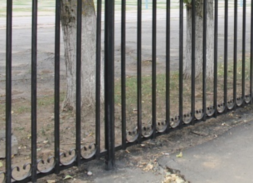 В Цимлянске 34-летняя женщина похитила и сдала на металлолом забор