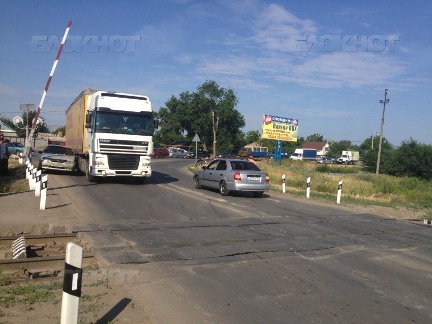 Для пропуска поездов переезд в Красном Яру будут закрывать 20 раз в день на полчаса