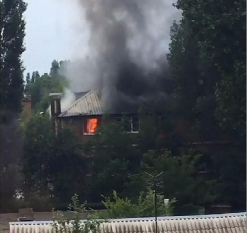 Пожар в жилом доме на Волгодонской сняли на видео 