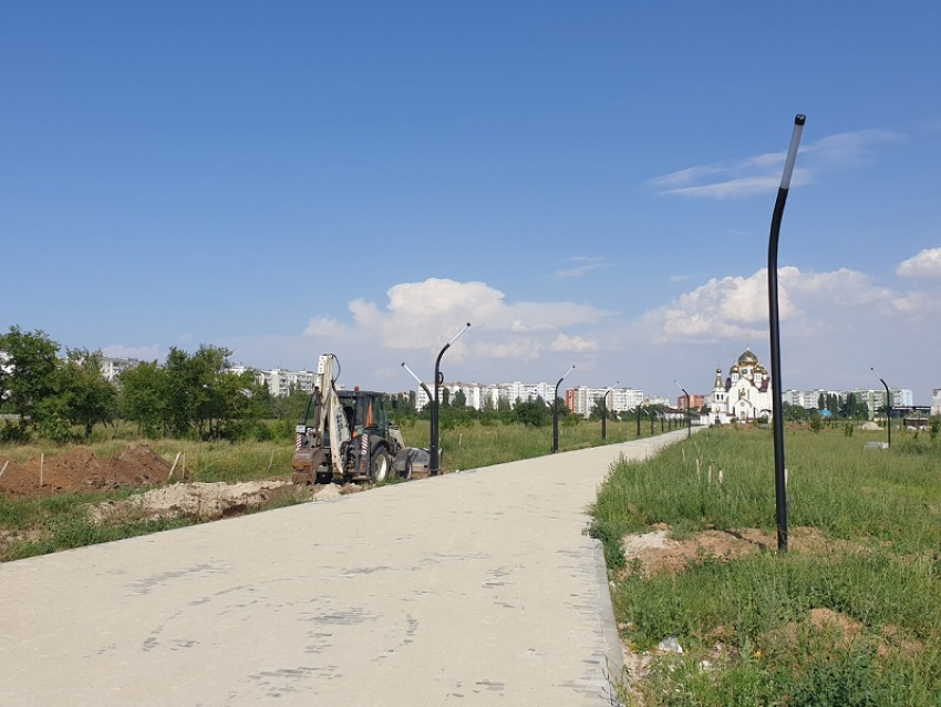 В Молодежном парке зажгли фонари, а фонтан застрял где-то из-за санкций