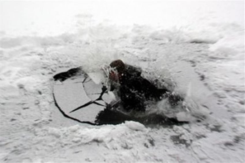 В Волгодонске лыжник провалился под лед и провел в холодной воде полчаса