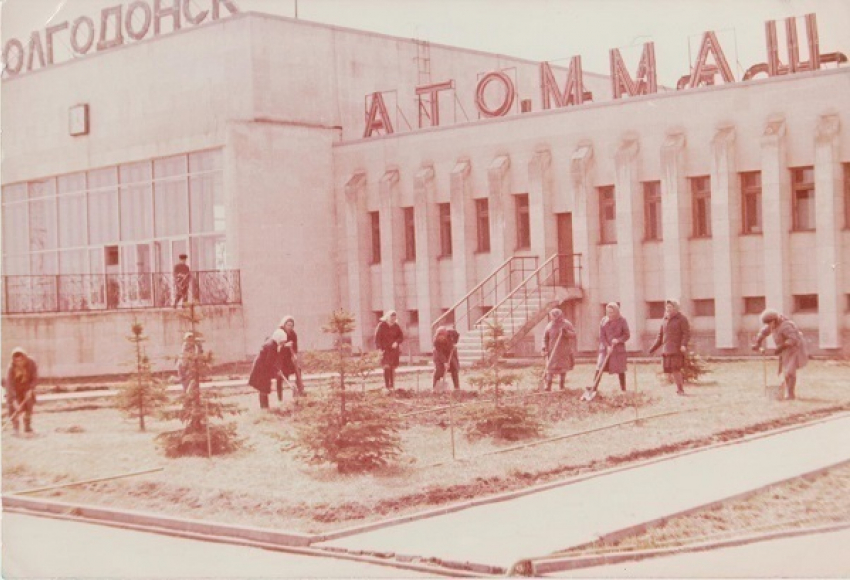 Волгодонск прежде и теперь: перрон железнодорожной станции