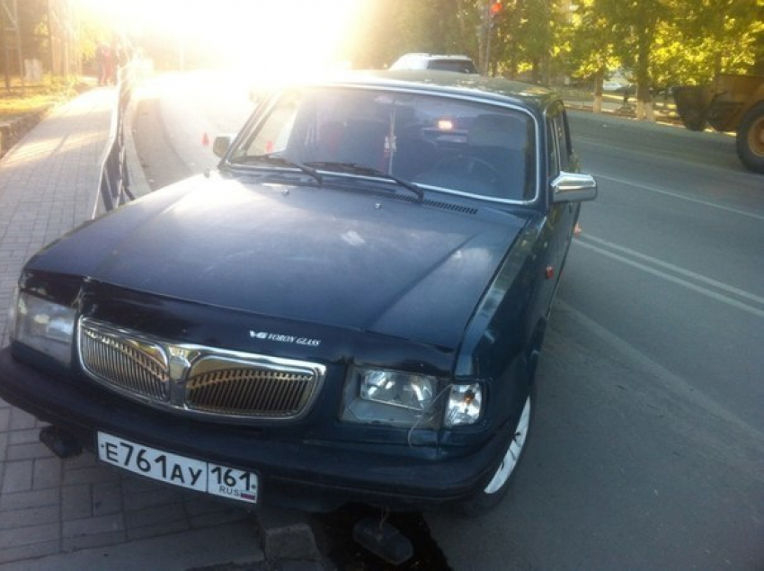 В Волгодонске пьяный водитель врезался в ограждение возле Школы полиции