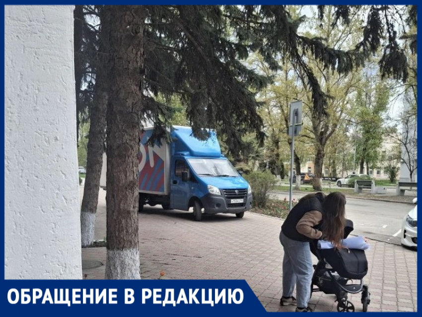 Битва за тротуар: ЗАГС Волгодонска просит помощи в борьбе с грузовыми машинами ОЗОНа