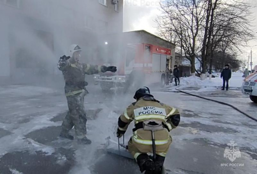  Под рев пожарных сирен и фонтан из брандспойта в Волгодонске проводили на пенсию начальника службы пожаротушения 
