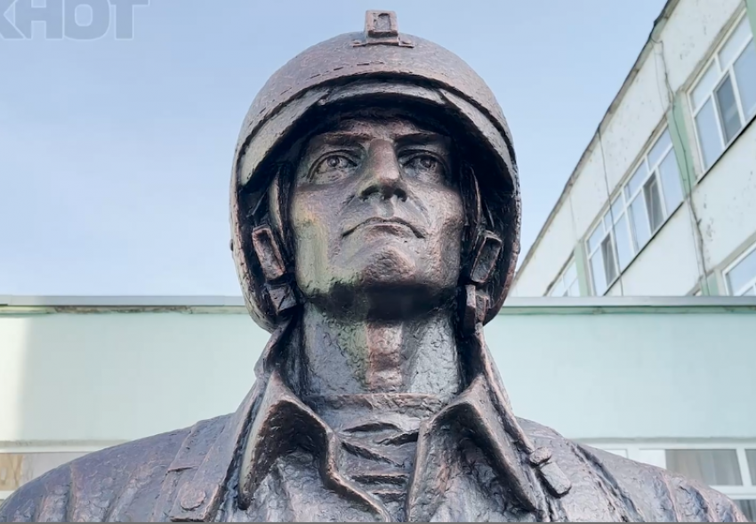 В Волгодонске установлен бюст Герою России Александру Антонову