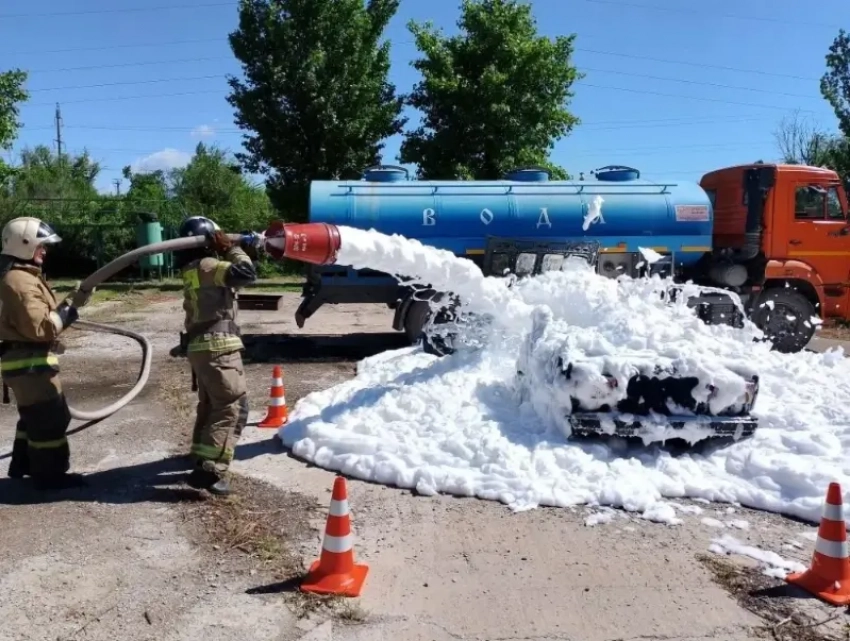 Зажатый «жигуль» с автоледи пожарные залили пеной: как проходили учения по отработке особо жестких случаев ДТП 