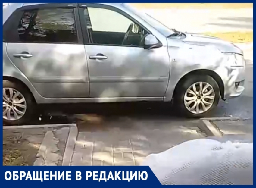 «Ни пройти ни проехать»: водитель припарковал свой авто на пешеходном переходе
