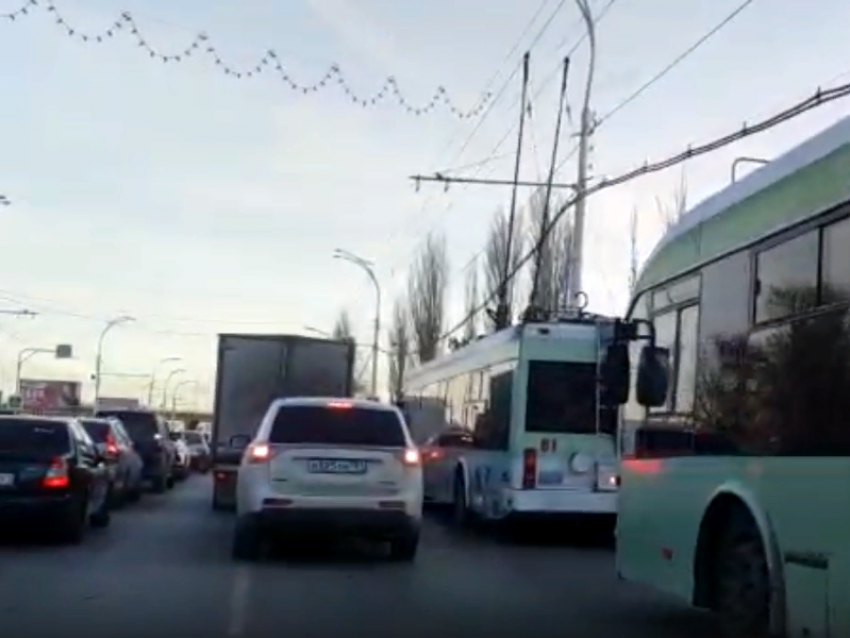 Из-за ремонта дорожного покрытия на Путепроводе образовалась автомобильная пробка 