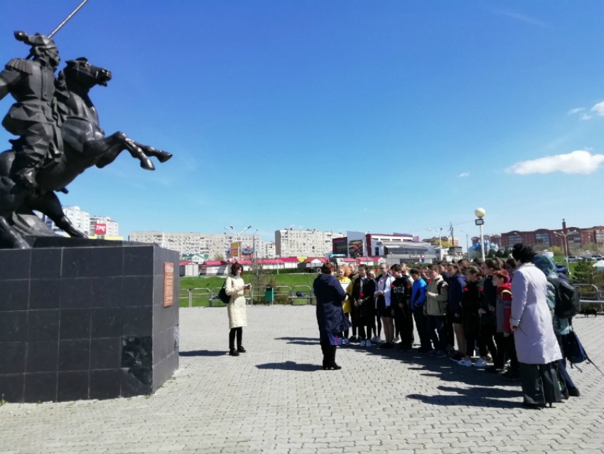 900 волгодонцев прошли с экскурсией по городским памятникам