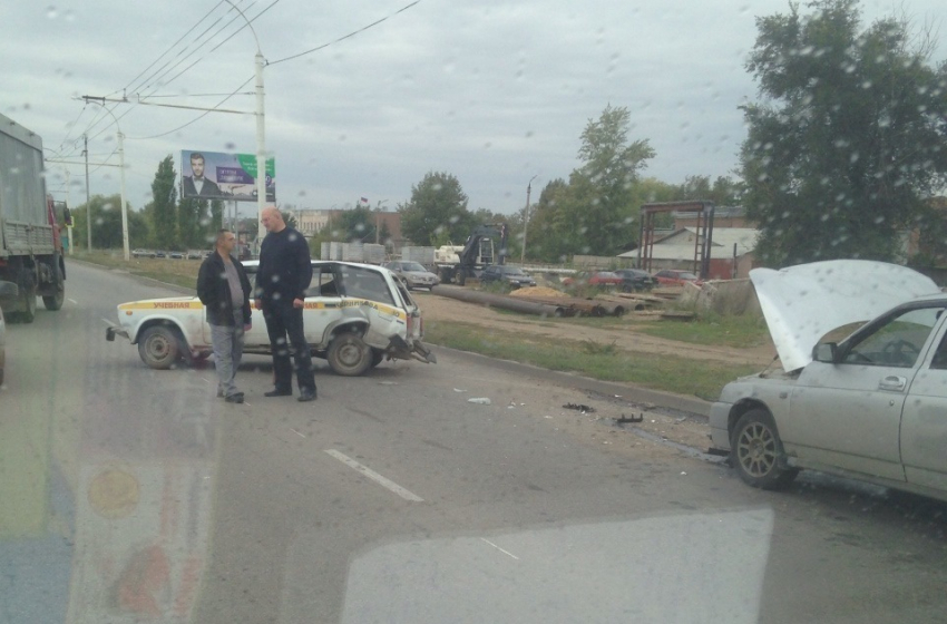 Волгодонские автомобилисты с двух сторон «прессанули» учебную «четверку» — читатель