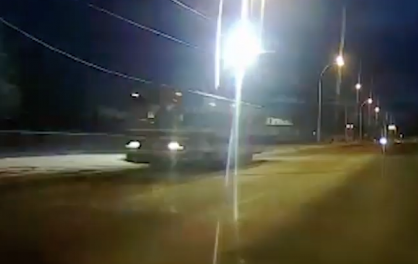 Искрящийся «фейерверком» троллейбус удивил волгодонцев