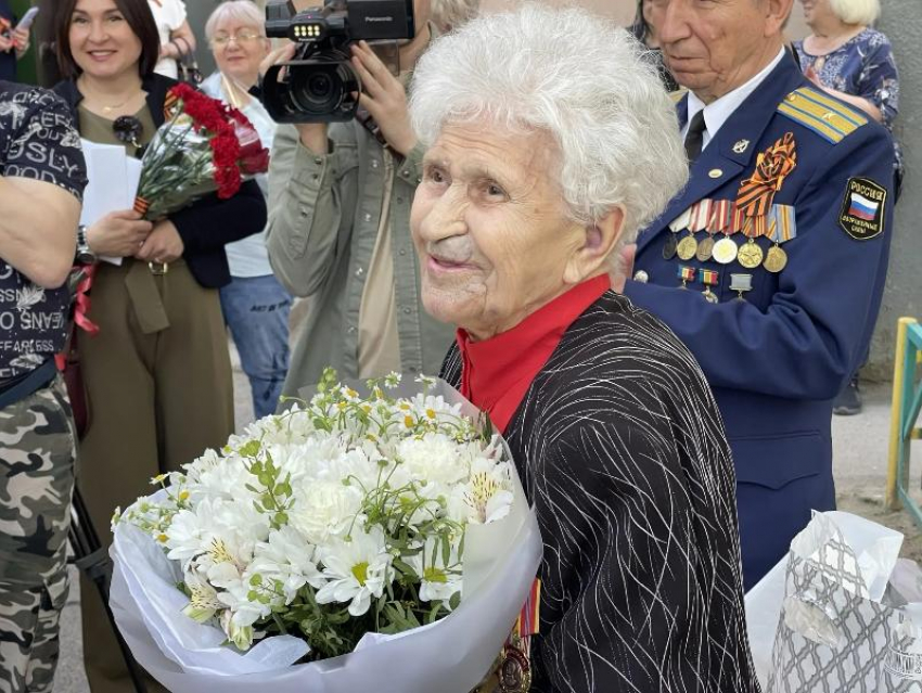 Каждому ветерану подарили праздничный концерт возле дома 9 мая в Волгодонске