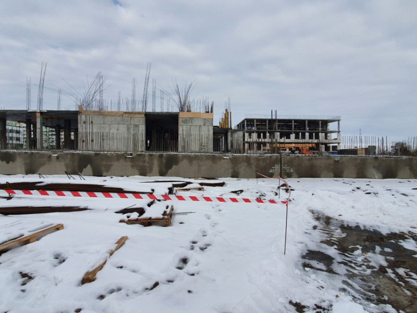 Школа в квартале В-9 построена почти на 40%: здание в Волгодонске возвели до третьего этажа