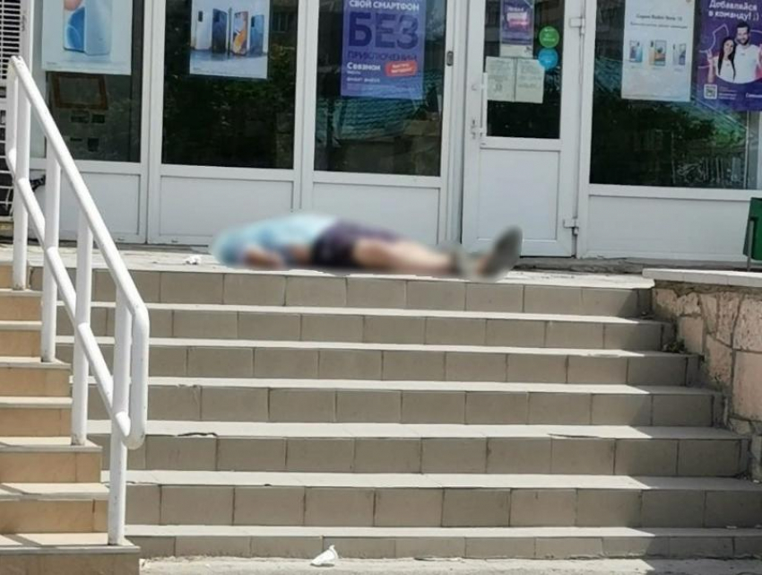 Погибшего мужчину нашли у входа в ТД «Радуга» в Волгодонске