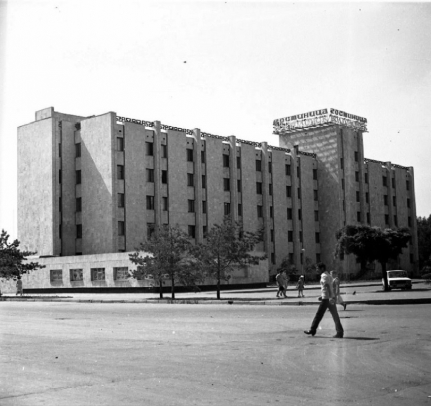 Волгодонская гостиница на площади Победы отмечает 42-летие