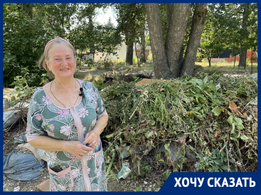 «Тракторист ЖЭКа умер, нового не найдут»: в Донском переулке год некому вывезти кучу травы