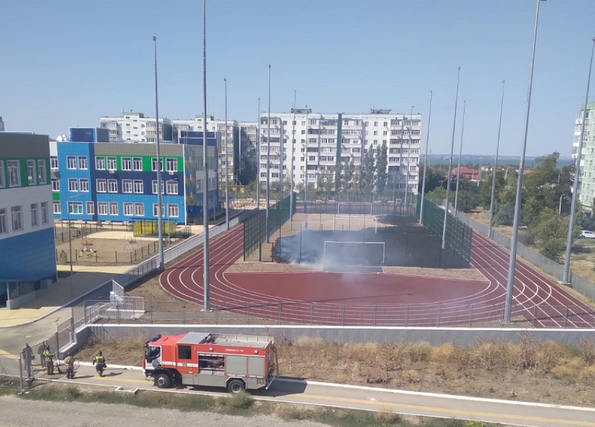 В элитном лицее «Юнона»  сгорел газон школьного стадиона