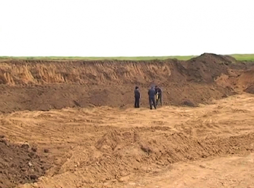  Житель Волгодонского района вырыл «ямку» для сада размером с футбольное поле