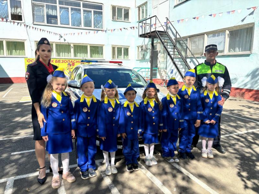 Воспитанников детского сада «Аленушка» посвятили в Юные помощники инспекторов движения