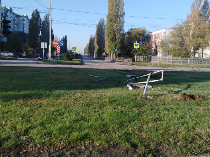 Водитель «Ниссана» проехал через газон, снеся знак на перекрестке проспекта Курчатова и улицы Гагарина