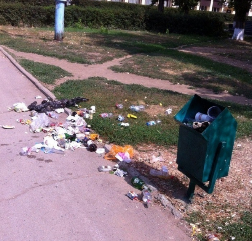 Волгодонцы жалуются на мусор, раскиданный на бульваре Великой Победы