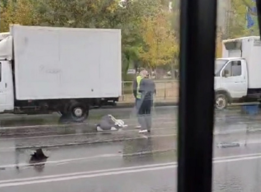 Перебегавшая улицу Морскую бабушка попала под колеса автомобиля