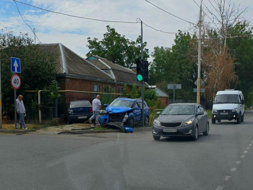 Слетевший с дороги автомобиль искорежило до неузнаваемости: ДТП на светофоре 