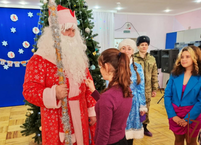 Росгвардейцы накануне Нового года принесли воспитанникам школы-интерната в Волгодонске подарки