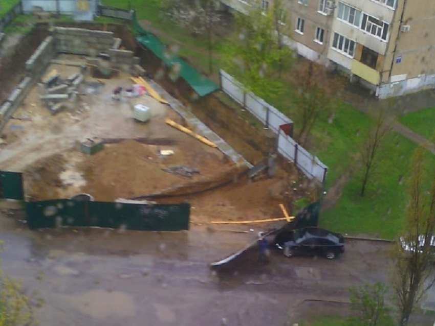 Металлический забор на скандальной стройке упал на автомобиль на проспекте Курчатова 