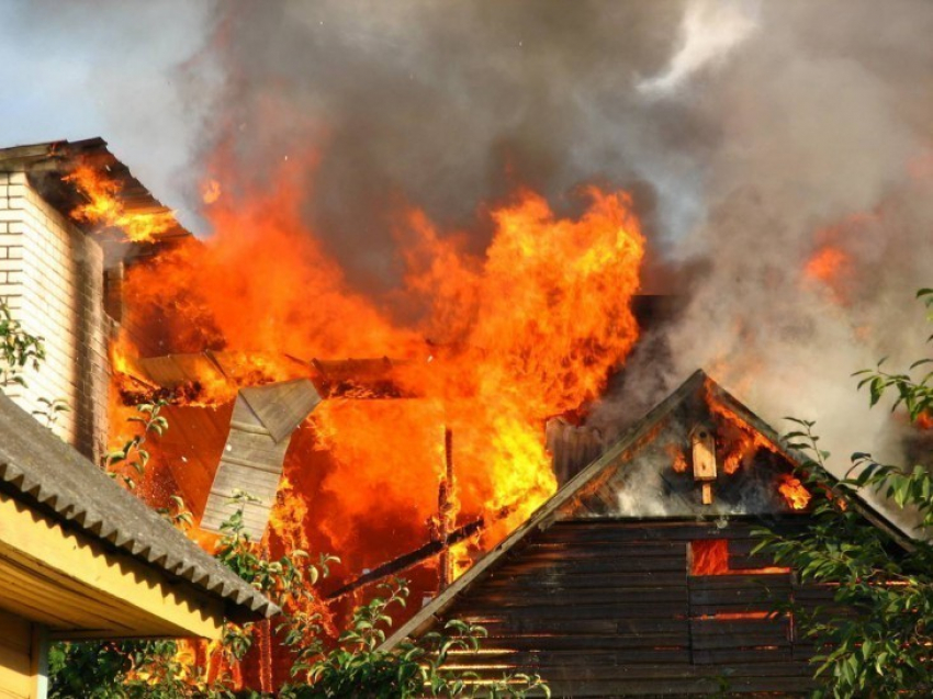 В Дубовском районе пожар в одноэтажном доме тушили в течение трех часов
