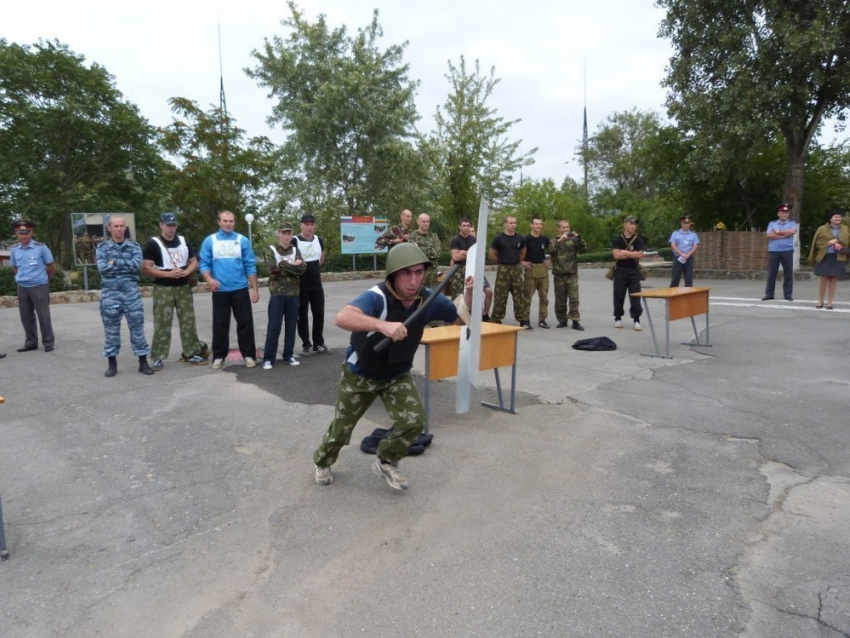 Знания будущих полицейских проверили на плацу (фоторепортаж)