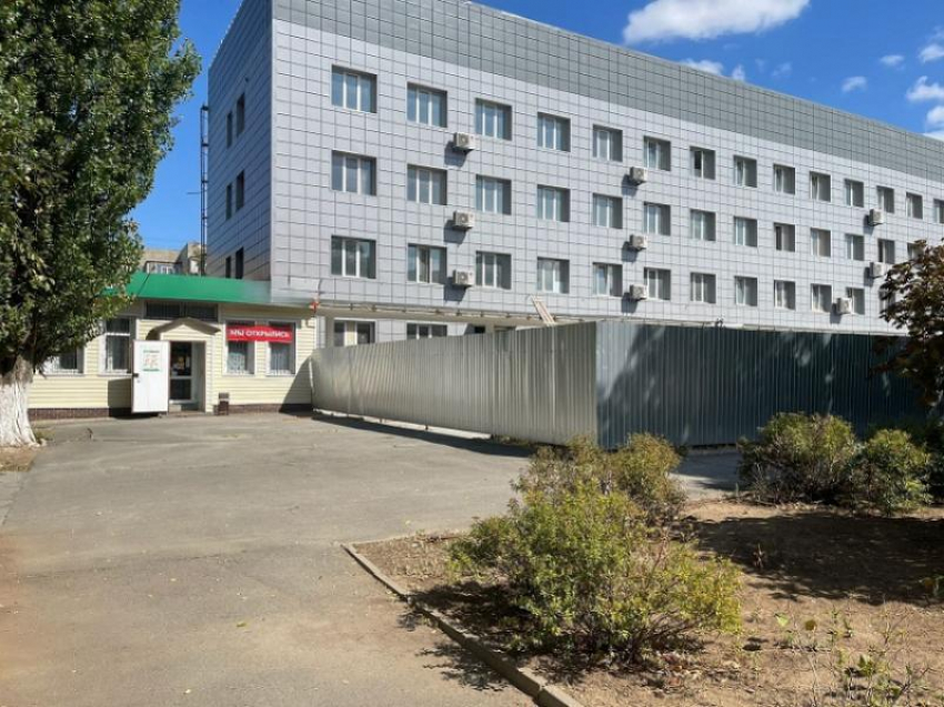 Денег нет, но доделать как-то надо: капремонт поликлиники №3 могут завершить за счет «обезжиривания» врачей из Усть-Донецка