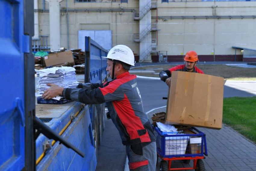 300 деревьев спасла РоАЭС: сотрудники сдали на переработку более 30 тонн макулатуры