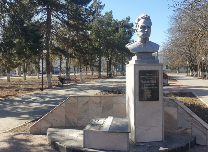 Памятник «герою-предателю» панфиловцу Ивану Добробабину демонтировали в Цимлянске