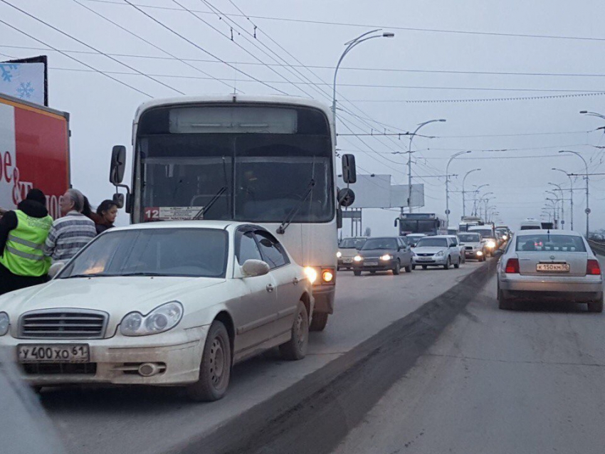 Из-за небольшого ДТП на полчаса было парализовано движение на мосту в Волгодонске 