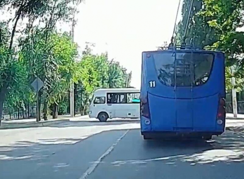 «Новый разворот для общественного транспорта?»: волгодонской автомобилист возмутился разворотом маршрутки на Первомайской