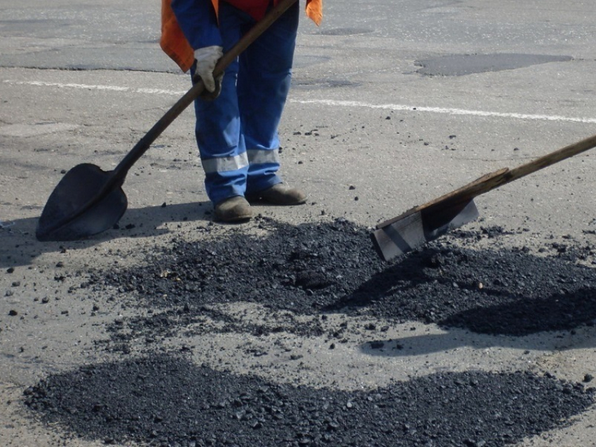 В центре Волгодонска начался ямочный ремонт дорог