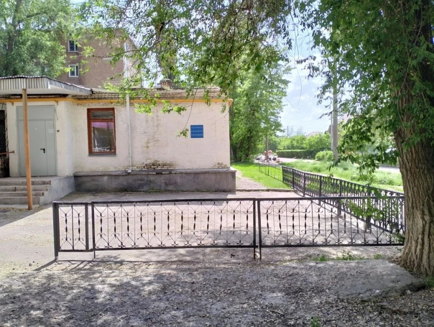 Охотники за металлом напали на училище в старом городе, пропал забор