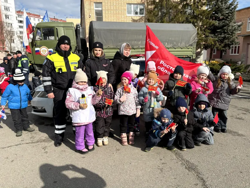 Патрульный автомобиль с мигалками, военная машина, полицейские и герой СВО: незабываемый  День защитника Отечества прошел в детсаду Волгодонска